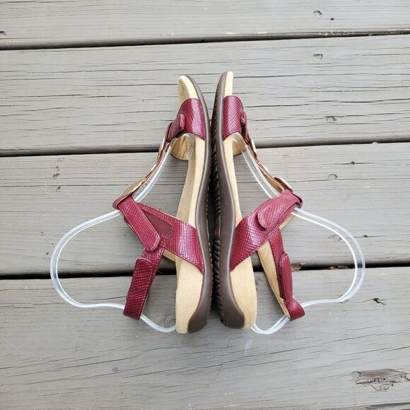 Vionic Farra Lizard Red Faux Leather Embossed Gold Metal Medallion Sandals 8.5 W - Picture 4 of 10